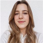 Graduada con experiencia impartiendo clases a estudiantes de Primaria y deporte